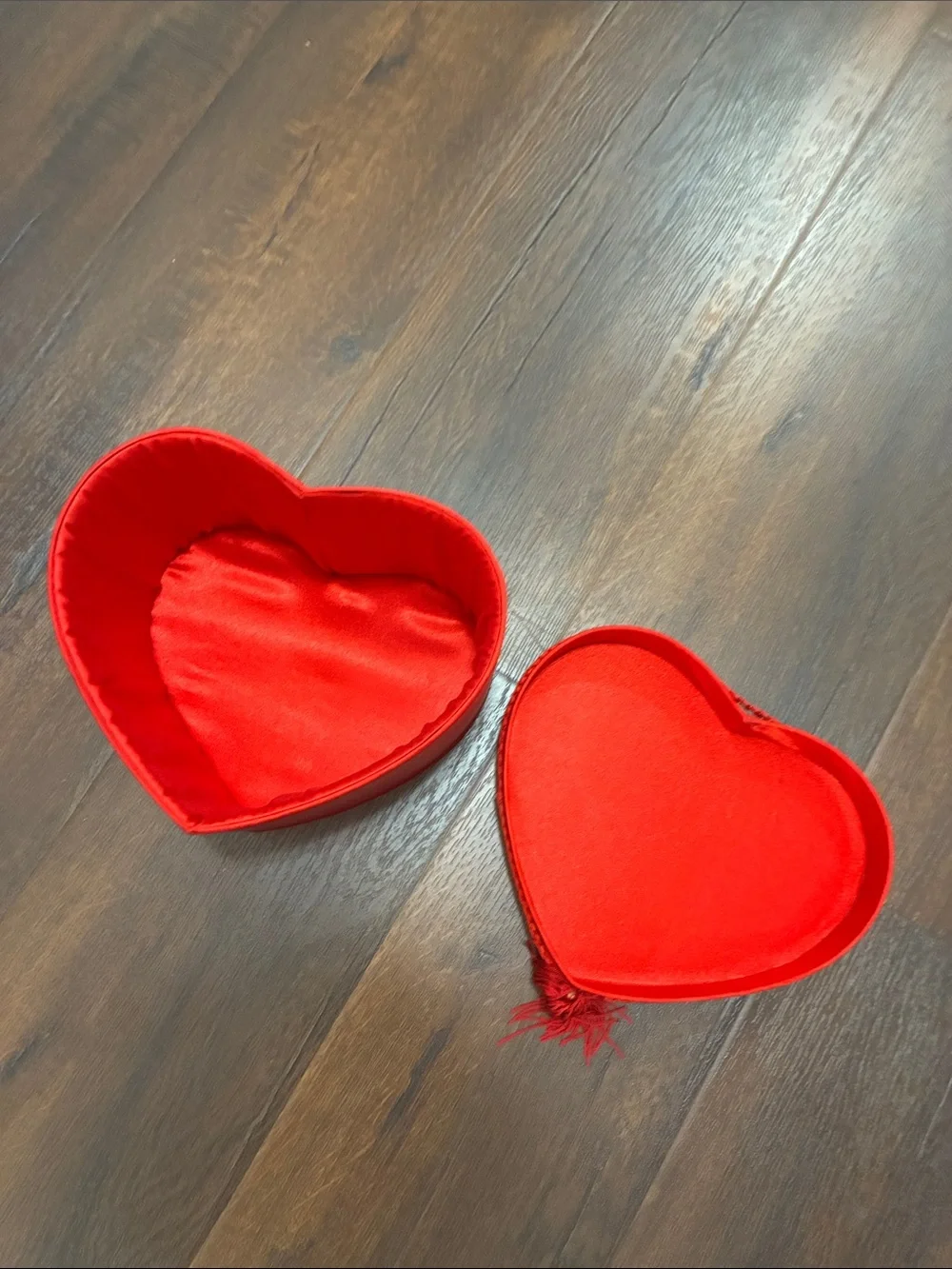 VTG Elegant Heart-Shaped Red Satin Jewelry Hat Lingerie Keepsake Box with Tassel